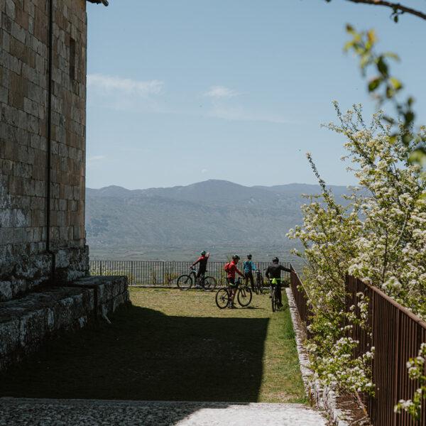 Escursione e-bike anfiteatro romano di Alba Fucens